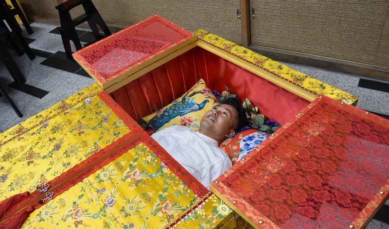 trải nghiệm bên trong quan tài quan-tai1